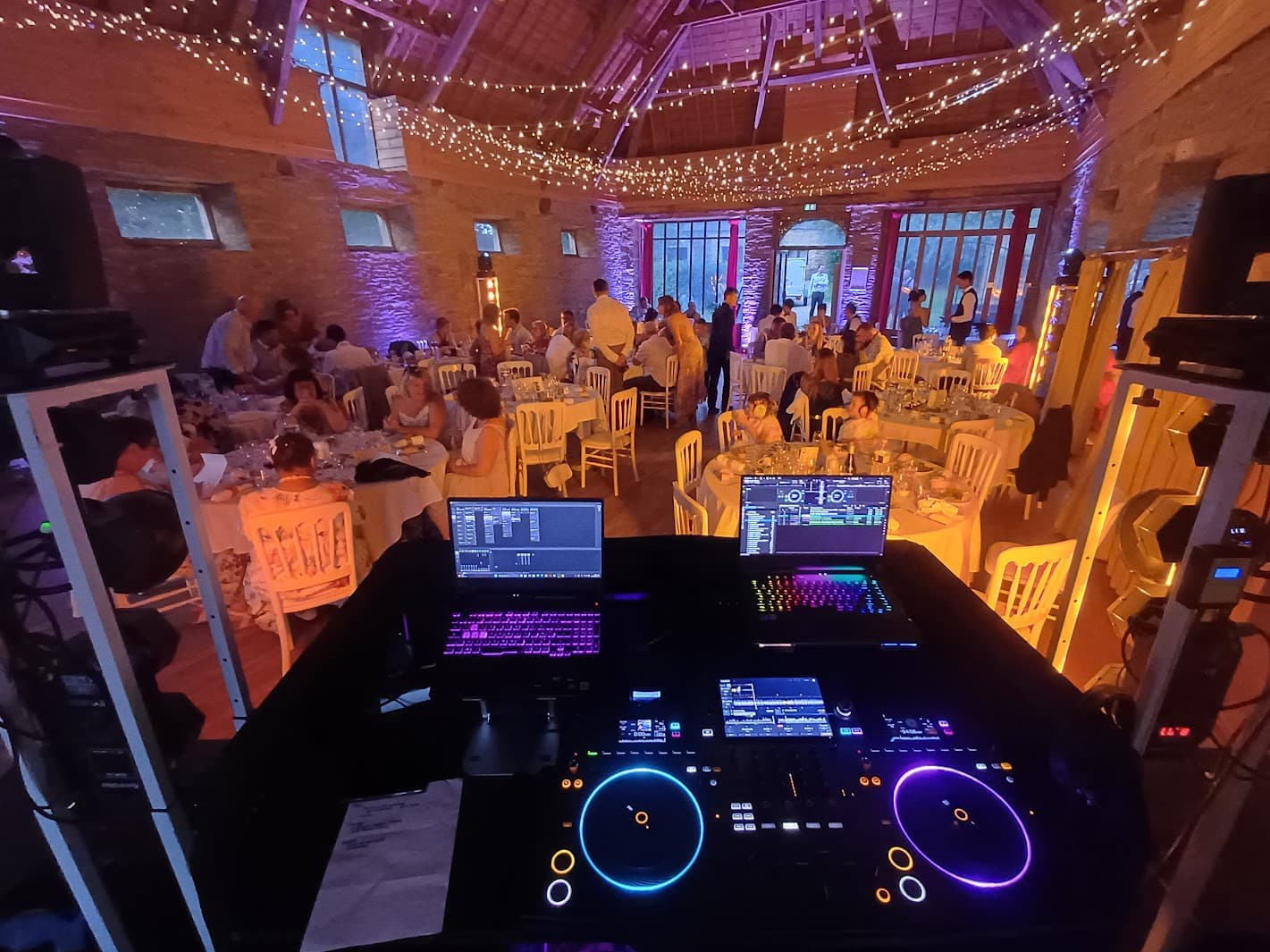 Vue DJ avec invités et guirlandes