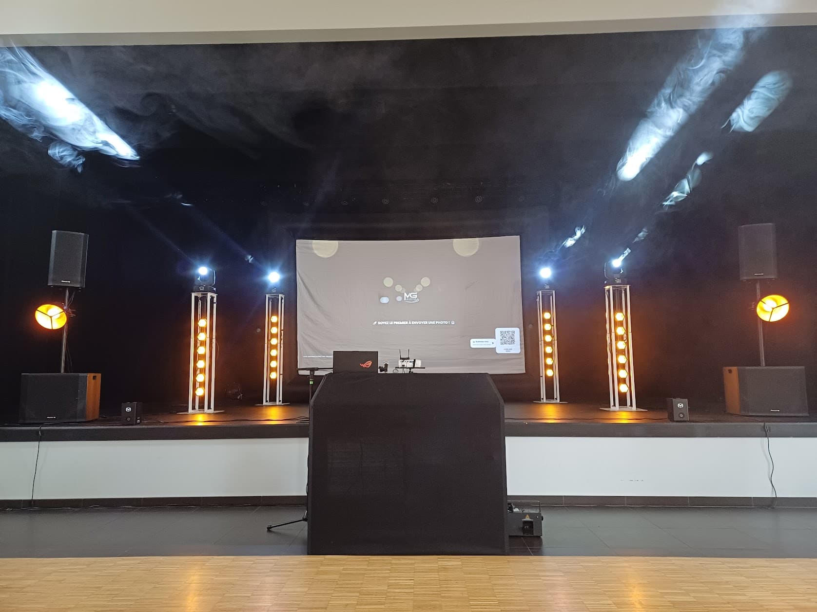 Setup scène complet avec logo MG