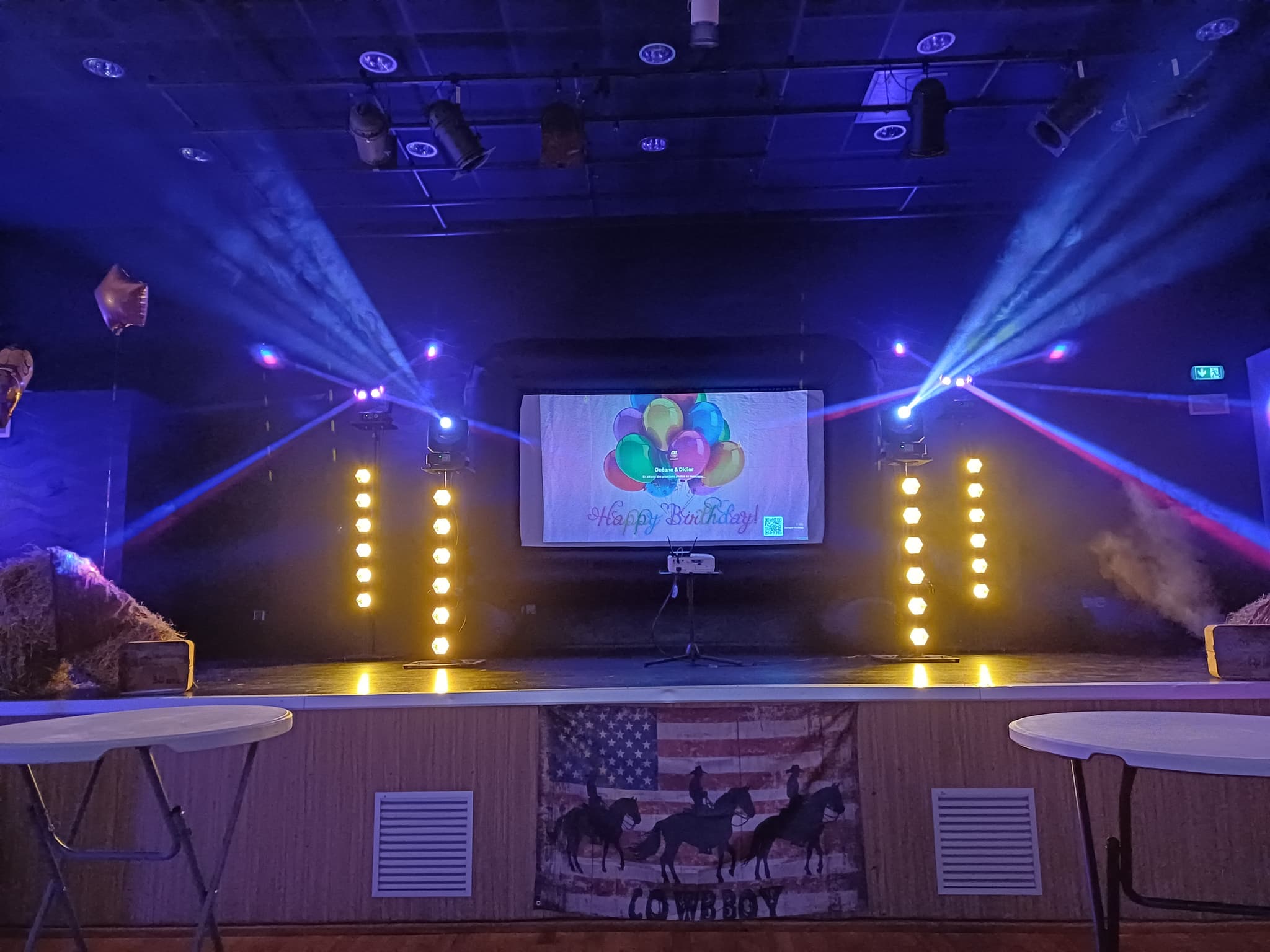Scène anniversaire avec jeux de lumières et écran géant
