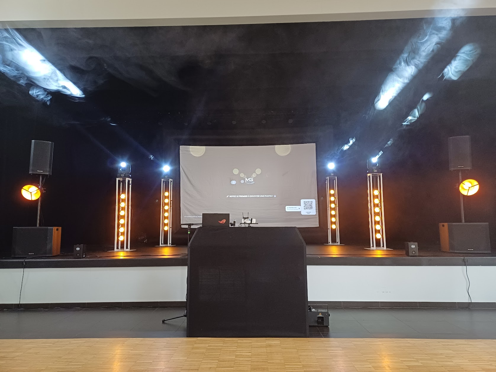 Setup scène complet avec logo MG