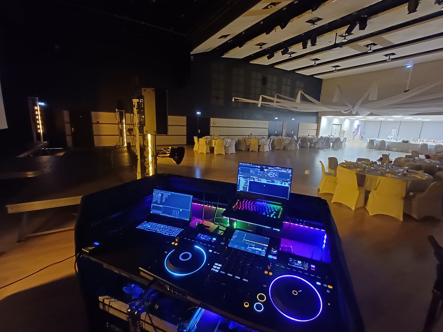 DJ professionnel aux platines - MG Events Animation